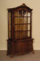 Vitrine, Italien, um 1960, Barockstil, Korpus Buche, Nußbaum- bzw. Wurzelnußfurnier, auf TatzenfÜßen, Fußleiste geschnitzt, 3 gebogene ...
