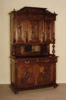 Aufsatzbuffet, Frankreich, um 1880, Korpus Weichholz/Hartholz, z.T. Eichefurnier, unten 2 TÜren mit aufgesetzten Medaillonzierteilen, Lisenen mit ...