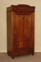 Schrank, deutsch, um 1900, Jugendstil, Korpus Weichholz, Nußbaumfurnier, auf KugelfÜßen, 1-tÜrig, FÜllungen und Oberhalt mit ...