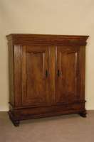 Schrank, deutsch/wohl Westfalen, um 1780, Eiche massiv, Fußleiste und Kufen wohl spÄter, 2 TÜren, FÜllungen mit Leistenverzierungen, in der ...