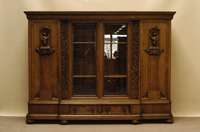 BÜcherschrank, deutsch, um 1910, Korpus Weichholz, Eiche massiv, Eichefurnier, auf KugelfÜßen, Unterteil gerillt, 2-schÜbig, Front mit ...