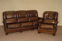 Ledergarnitur, deutsch, bestehend aus Sofa und 2 Sesseln, Gestell Eiche massiv, auf KugelfÜßen, gebogene Armlehne, brÄunlicher Rindslederbezug, ...