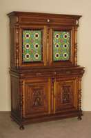 Buffetschrank, Belgien, um 1880, Eiche massiv, Unterteil mit zwei TÜren, aufgesetzte Winkelmuster, TÜrinlets mit floraler Schnitzerei, zwei ...