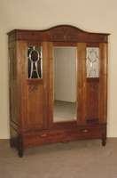 Kleiderschrank, deutsch, um 1920, Eiche und Weichholz massiv, Jugendstil, dreitÜriges MÖbel, MitteltÜr mit großem facettiertem Spiegelglas, ...