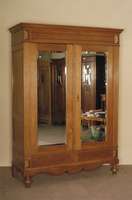 Kleiderschrank, deutsch, um 1900, Eiche und Weichholz massiv, zweitÜriges MÖbel mit facettiertem Spiegelglas, Kopfteil gerader Abschluß mit ...