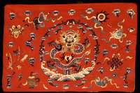 Stickerei, China, um 1910, Seide auf Filz, ca. 80 x 52 cm, SchÄtzwert: 1400.- EURO, EHZ: 2-3. SchÖn bei dieser Stickerei ist der krÄfti ge ...