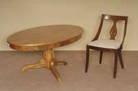 Clubtisch, deutsch, um 1860 bzw. 2. HÄlfte 19. Jhd., Nußbaum massiv, Platte erneuert mit kauaksisch Nußbaumfurnier doppelt gespiegelt verlegt, ...
