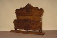 großes Ehebett, Frankreich, um 1890, wohl Nancy, Rokokostil, auf Rahmen gearbeitet, Nußbaum massiv, Schnitzereien aus dem Vollholz, schÖne ...