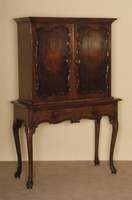 Aufsatz- bzw. Barschrank, deutsch, 30er Jahre, Weichholz und Nußbaum massiv, Beine Buche massiv, aus dem Vollholz geschnitzt, Zarge 6-fach ...