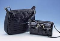 Konvolut 2 Kroko-Taschen, kolumbian. Farm-Alligator, schwarz und blau 1 x Lack, Comtesse, Maße ca. 22 x 15 x 5 cm; 1 x verchromte Appliken, l. ...