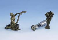 Konvolut 2 Petschaften, um 1900, 1 x Bronze, 3 Hunde, Monogr. HW., wohl Wien, H ca. 7 cm, Reste alter Colorierung; 1 x grauer Achat, deutsch, ...