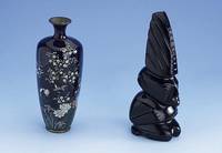 Vase, Japan um 1910, nach dem Vorbild Chubaei, Korpus Metall, aufgelegtes Email mit floraler Darst. mit Pflanzen und VÖgeln, H ca. 16 cm