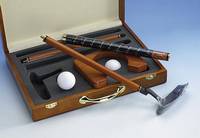 Golfputtingset, bestehend aus: vierteili- gem Putter zum Zusammenschrauben aus lackier- tem Holz, 2 GolfbÄlle und 18 Lochscheibe, im Holzetui