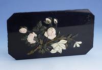 Große Pietra-Dura-Platte, um 1900, Darstellung eines BlÜtenbouquets, Rosen- blÜten aus Koralle, LilienblÜten (?) aus Elfenbein, BlÄtter und ...