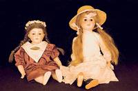 Porzellankopfpuppe, um 1902-03,wohl deutsch, Brustplattenkopf, Steifglieder, graublaue Paperweightschlafaugen, diese leicht defekt, Kleidung sek., ...