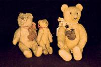 Teddy-BÄr, Steiff, um 1920, Mohair, stark abgeliebt, mit typischem Buckel und langen Gliedmaßen, trÄgt UmhÄngebeutel mit kleinem Mohairschaf, ...