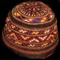 Kinder Mütze, Usbekistan Baumwollstickerei, um 1930, Naturfarben, Sammelwürdig, Durchmesse r: 15 cm, Schätzwert: 850.- EURO, EHZ: 1-2 (se hr ...