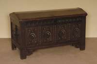 Truhe, deutsch, um 1760, sogenannte Satteldachtruhe, Eiche massiv, StollenfÜße durchlaufend, 4 kassettierte FÜllungen karofÖrmig, geschnitzt ...