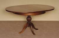 Ausziehtisch, England, um 1960, Sheratonstil, Korpus Weichholz, Pyramidenmahagonifurnier, balusterfÖrmiger Fuß, 4-fach ausladend, Einlegeplatte ...