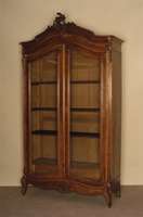 Schrank, Frankreich, um 1860/70, Rokokostil, Korpus Eiche, Nußbaumfurnier, gebogene Beine, Lisenen gerillt, in BlÜten auslaufend, Schnitzereien ...