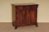 Halbschrank, deutsch, um 1870, Louis-Philippe, Korpus Weichholz, Mahagonifurnier, abgeschrÄgte Ecken mit aufgesetzten Leisten, in Veluten ...