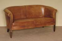 Ledersofa, deutsch, im Stil von 1920, 2-sitzer, RÜckenlehne in sich leicht geschweift, Rindslederbezug von bester QualitÄt, sehr bequem, leichte ...