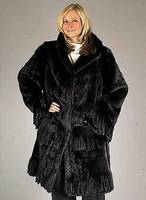 Nerz-Longjacke, Gr. 42-44, schwarze Felle, schwarzes Innenfutter, Kragen, verziert mit Fransen, RÜckenl. ca. 100 cm, 2 Einschub- taschen