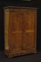 SpÄtbiedermeierschrank, sÜddeutsch, um 1840/50, Kirschbaum massiv, bzw. Inlets Kirschbaumfurnier gespiegelt verlegt, sparsame schwarze Leisten, ...