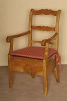Armlehnstuhl, sÜddeutsch/Pfalz, um 1830, Nußbaum und Birne massiv, ursprÜnglich Toilettenstuhl, Innenleben Weichholz, original Klappe und ...