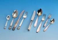 30-teiliges Silberbesteck mit Kasten, 30er Jahre, 800er Silber, Meistermarke KÖber- lin, Gebr., bestehend aus 6 Messern, 6 Speise- gabeln, 6 ...