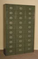 Apotheker-Schrank, Frankreich, um 1930, schwere AusfÜhrung in Metall, 30 aufklappbare FÄcher, seltenes Modell, gemarkt Strafor, forges de ...