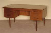 Design-Schreibtisch, Skandinavien, um 1960, in massivem Teakholz gearbeitet, geschwungen ausgearbeiteter Korpus, sechs gerÄumige Schubladen, frei ...