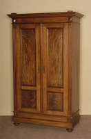 Kleiderschrank, deutsch, um 1890/1900, Korpus Weichholz, Nußbaumfurnier, z.T. gespiegelt, bzw. FÜllungen Wurzelnußfurnier gespiegelt, Lisenen ...