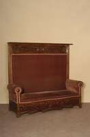 Sofa, deutsch, um 1910, Jugendstil, Nußbaum massiv, hohe RÜckenlehne mit geschwungener floraler Schnitzerei, seitlich geschwungene Armlehnen, ...