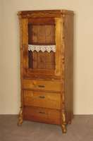 Kleiner Schrank, deutsch, um 1900, Weichholz massiv, gelackt, obere HÄlfte eintÜriges Vitrinenteil, mehrfach geschwungener Rahmen, Unterteil 3 ...
