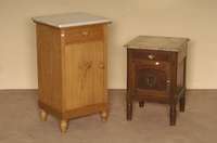 zwei NachtschrÄnkchen, deutsch, um 1920, Eiche massiv, eintÜriges Staufach mit floraler Schnitzerei, ein Schub, gedrechselte Beine, Deckplatte in ...