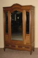 Kleiderschrank, deutsch, um 1880, Eiche massiv, dreitÜriges MÖbel, mit facettiertem Spiegelglas, große MitteltÜr geschwungene AusfÜhrung, ...