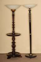 ArtDeco-Stehlampe, Frankreich, um 1920, aufwendig gearbeiteter ebonisierter Holzfuß, zum Teil silberfarben gefaßt, ausladender farblos ...