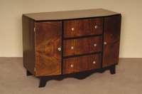 ArtDeco-Sideboard, Frankreich, um 1920, Nußbaum in gespiegeltem Bild furniert, zum Teil schwarz abgesetzt, elegant geschwungener Korpus, mittig ...