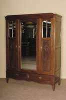Kleiderschrank, deutsch, um 1920, Jugendstil , Eiche massiv, dreitÜriges MÖbel, MitteltÜr großes facettiertes Spiegelglas, zwei kleine TÜren ...