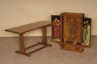 Hausaltar, deutsch, um 1920, Weichholz und Nußbaum massiv, Wurzelnußfurnier, HÄngekasten mit sehr guter Aufteilung, Sockel geschwungen, mit ...