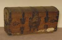 Reisetruhe, sÜddeutsch, um 1880/90, sogenannte Buckeltruhe, BeschlÄge Metall und Eisen geschwÄrzt, BÄnderung mit Patentschließung fÜr ...