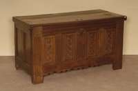 Flachdeckeltruhe, deutsch/Westfalen, um 1830/40, wohl Minden, Eiche massiv, auf Stollen, Front mit 4 kassettierten FÜllungen mit Schnitzereien, ...