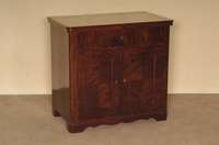 Halbschrank, deutsch, um 1880, Korpus Weichholz, Mahagoni massiv, Mahagonifurnier, Inlets gespiegelt, poliert und lackiert, Gebrauchsspuren, ...