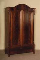 WÄsche- bzw. Kleiderschrank, mitteldeutsch, um 1870/80, Front auf Rahmen gearbeitet, Korpus Weichholz, Pyramidenmahagonifurnier gespiegelt, doppelt ...
