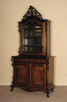 Vitrinenaufsatzschrank, Holland, um 1860, Wilhelm III, Korpus Weichholz/Hartholz, Nußbaum- bzw. Wurzelnußfurnier, abgeschrÄgte Ecken, mit ...