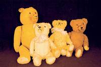 Konvolut 4 BÄren, wohl Steiff und Herrmann, 30er/40er Jahre, Mohair, MohairplÜsch, z. T. Scheibengelnke, teilweise stÄrker abgeliebt, ...