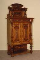 Kabinettschrank, deutsch, um 1870, GrÜnderzeit, mit Prunkaufsatz, Korpus Weichholz, Nußbaumfurnier, z.T. gespiegelt, auf KugelfÜßen, unten ...