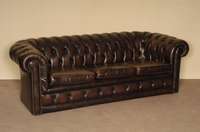 3-sitzer Sofa, England, Chesterfield, roter Lederbezug, genoppt und geheftet, auf Rollen, lose Kissen, leichte Gebrauchsspuren, ca. 70x214x97 cm, ...