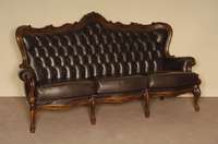 Sofa, Italien, um 1960, Louis-Philippe-Stil, Korpus Buche massiv, nußbaumfarben, gebogene Beine und Armlehnen, RÜckenlehne geschweift, dekoriert ...
